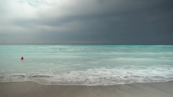 美しい海景 ターコイズブルーの海の水と白い砂浜 海の上の雷雨雲 — ストック動画