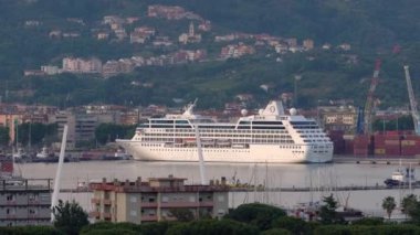 La Spezia, İtalya - 8 Haziran. 2021: Cinque Terre 'deki La Spezia' ya yanaşan yolcu gemisi, arka plandaki Nakliye Limanı