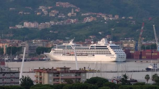Spezia Italien Juni 2021 Kreuzfahrtschiff Legt Spezia Cinque Terre Hintergrund — Stockvideo