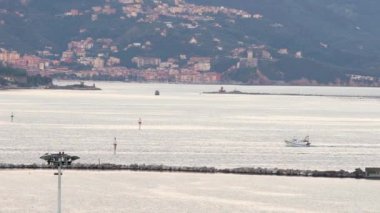 La Spezia, İtalya - 8 Haziran. 2021: La Spezia Limanı 'ndaki Costa Magica Gemi Gemisi, Lerici ise arka planda