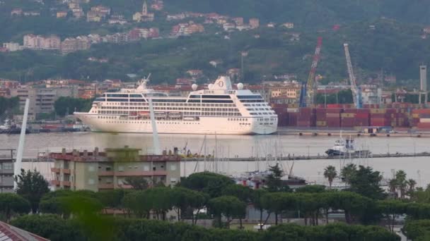 Spezia Italien Juni 2021 Kreuzfahrtschiff Legt Spezia Cinque Terre Hintergrund — Stockvideo