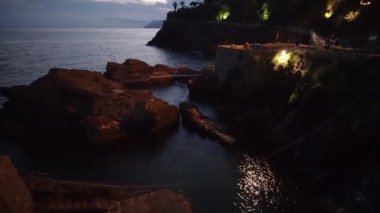 Manarola, İtalya - 8 Haziran. 2021: Cinque Terre 'de Akdeniz' in akşam manzarası