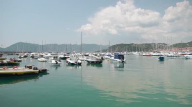 Lerici, İtalya - 9 Haziran. 2021: Cinque Terre 'deki güzel liman, balıkçı tekneleri ve yelkenliler Lerici' de küçük bir limana yanaştı