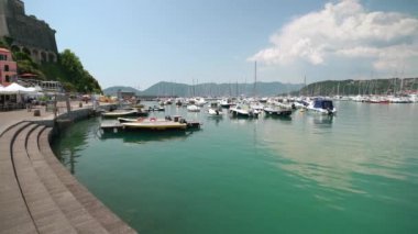 Lerici, İtalya - 9 Haziran. 2021: Lerici 'deki güzel liman, Akdeniz' deki küçük tekneler. Tekneler yukarı aşağı hareket ediyor.
