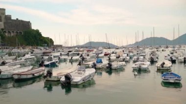 Lerici, İtalya - 9 Haziran. 2021: Arka planda Castle ile Lerici Limanı