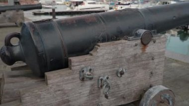 La Spezia, İtalya - 9 Haziran. 2021: Akdeniz 'deki La Spezia Limanı' nda antik top. Bombardımandan limandaki teknelere