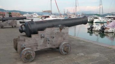 La Spezia, İtalya - 9 Haziran. 2021: La Spezia Limanı 'nda büyük top, arka planda tekneler