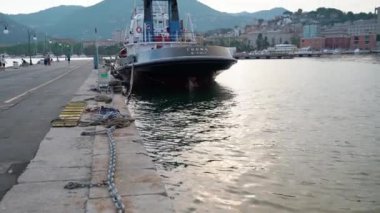 La Spezia, İtalya - 9 Haziran. 2021: La Spezia Limanı 'nda römorkör Napoli. Römorkör yanaşıyor