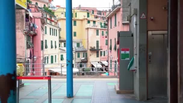 Vernazza Ιταλία Ιουνίου 2021 Διαστικό Τρένο Που Διέρχεται Από Σιδηροδρομικό — Αρχείο Βίντεο