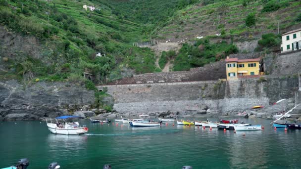 Vernazza Itálie Června 2021 Loď Vyplouvá Přístavu Vernazza Cinque Terre — Stock video