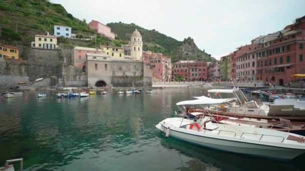Vernazza Italië Juni 2021 Kleine Haven Vernazza Vissersschepen Oude Binnenstad — Stockvideo