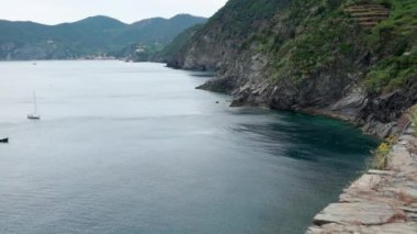 Uzakta Akdeniz ve Monterosso 'nun güzel manzarası. Cinque Terre Manzarası