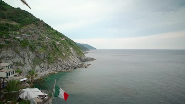 Vernazza Italia Junio 2021 Bandera Italia Mar Mediterráneo Costa Hermosa — Vídeo de stock
