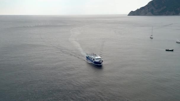 Vernazza Italia Junio 2021 Barco Ferry Casi Vacío Acercándose Vernazza — Vídeos de Stock