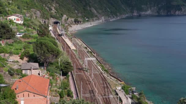 Corniglia Italia Junio 2021 Tren Pasajeros Acercándose Estación Tren Corniglia — Vídeo de stock