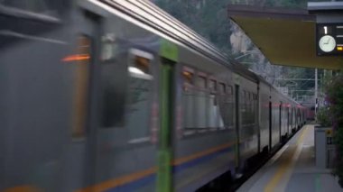 Corniglia, İtalya - 10 Haziran. 2021: Yolcu Treni Corniglia, Cinque Terre 'deki İstasyon Platformu' ndan geçiyor.