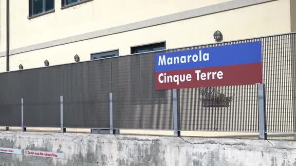 Manarola Italia Giugno 2021 Cinque Terre Manarola Firma Alla Stazione — Video Stock