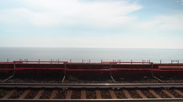 意大利马那罗拉岛 6月11日 2021年 位于马那罗拉岛的火车轨道与地中海景观 — 图库视频影像