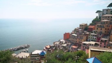 Cinque Terre 'deki Riomaggiore, Riomaggiore' den şehrin ve Akdeniz 'in güzel manzarası.