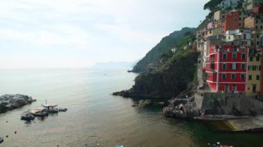 Riomaggiore, İtalya - 11 Haziran. 2021: Cinque Terre 'deki Picturesque Town, Riomaggiore' daki renkli binalar