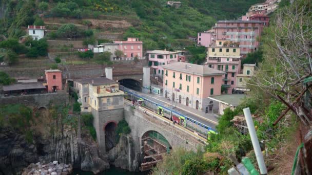 Riomaggiore Itálie Června 2021 Lidé Nastupující Osobního Vlaku Itálii Cinque — Stock video