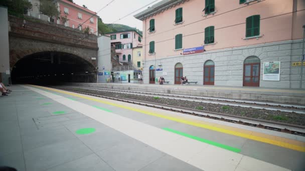 Riomaggiore Ιταλία Ιουνίου 2021 Σιδηροδρομικός Σταθμός Στο Riomaggiore Διάσημο Τουριστικό — Αρχείο Βίντεο