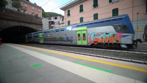 Riomaggiore Italia Giugno 2021 Treno Passeggeri Arrivo Alla Stazione Ferroviaria — Video Stock