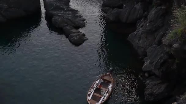 Barco Mar Mediterráneo Pequeño Hermoso Barco Pesca Por Noche Manarola — Vídeos de Stock