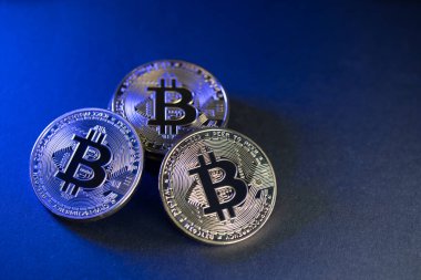 Bitcoin ve Ethereum sikkeleri, siyah arkaplan. Kripto para birimi ve Engelleme zinciri