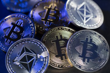 Bitcoin ve Ethereum sikkeleri, dramatik ışık. Kripto para birimi ve blok zinciri kavramı. Sayısal Para Ticareti