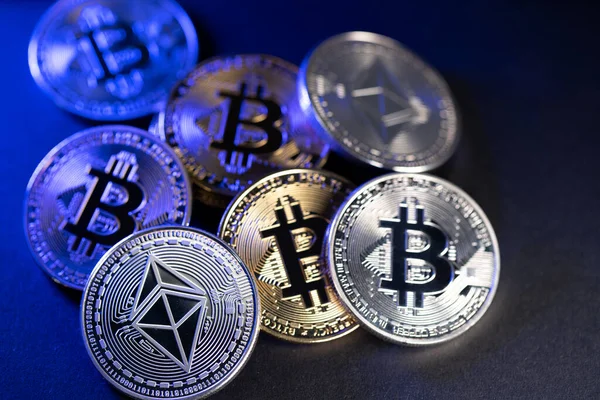 Farklı kripto para birimleri, Ethereum, Bitcoin, Litecoin. Altın ve Gümüş Kripto Bozuklukları, Engelleme Teknolojisi Konsepti