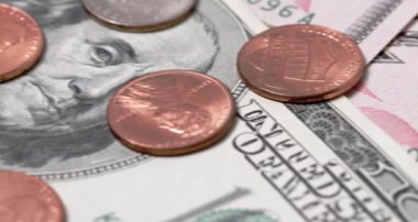 Bitcoin ve Amerikan Doları 'na yakın para ve paralar. Kripto ticaret kavramı