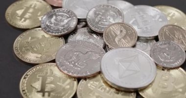 Bitcoin ve Ethereum Crypto paralarına yarım dolar. Dijital para ve ticaret kavramı
