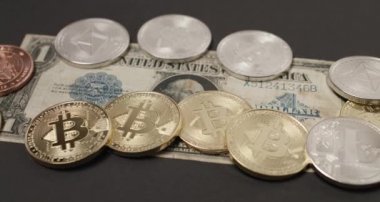 Antika gümüş sertifika banknotunda Bitcoin paralar. ABD 'den tarihi banknot üzerine modern dijital kripto para birimi