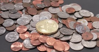 Bitcoin dolar bozukluğunun üstüne yığılmış. Çeyreklikte BTC, bozukluklar ve peniler