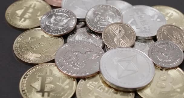 Halb Dollar Münze Auf Bitcoin Und Ethereum Crypto Münzen Digitales — Stockvideo