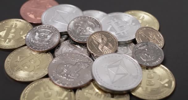 Půldolarové Dolarové Mince Mincích Bitcoin Ethereum Nad Hromaděním Mincí — Stock video