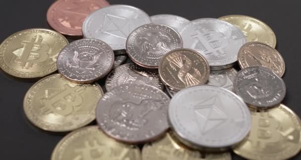 Půldolarové Dolarové Mince Mincích Bitcoin Ethereum Nad Hromaděním Mincí — Stock video