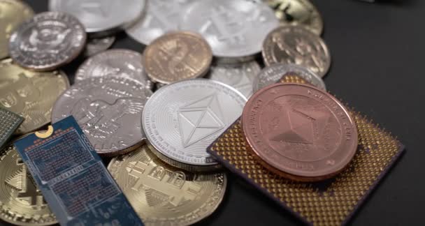 Mikrochip Atas Koin Bitcoin Dan Dollar Coins Crypto Mata Uang — Stok Video