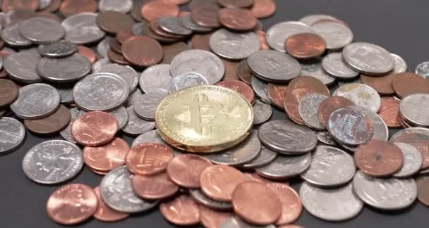 Bitcoin Bovenop Opgestapelde Dollar Munt Btc Kwartjes Dubbeltjes Pennies — Stockvideo