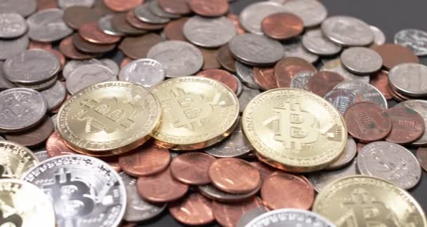 Moedas Bitcoin Cima Moedas Dólares Americanos Negociação Criptografia Com Dinheiro — Vídeo de Stock