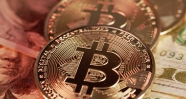 ABD Doları banknotlarının üzerinde altın bitcoin kripto para birimi. Bitcoin ve Dolar ticareti kavramı