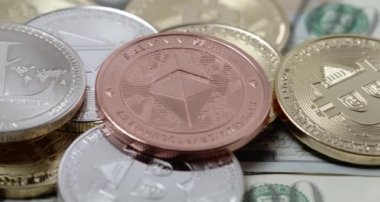 Bitcoin, Ethereum ve Litecoin paraları Amerikan Doları banknotlarının üstünde. Dolar ile şifreli para ticareti