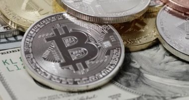 Bitcoin, Ethereum ve Litecoin paraları Amerikan Doları banknotlarının üstünde. Dolar ile şifreli para ticareti