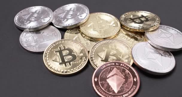 Bitcoin Ethereum Και Litecoin Κέρματα Σκούρο Φόντο Ψαλίδι Πάνω Από — Αρχείο Βίντεο