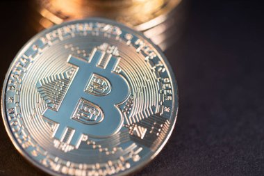 Kripto para birimi ve engelleme teknolojisi konsepti. Koyu arkaplanda Bitcoin paraları