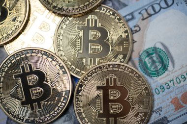 Bitcoin 100 dolarlık banknotların üstünde