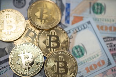 Bitcoin 100 dolarlık banknotların üstünde