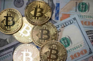 100 Amerikan Doları banknotuna Bitcoin. Kripto para birimi ve Engelleme zinciri kavramı