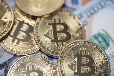 ABD Doları banknotlarının üzerine Bitcoin. Kripto para birimi ve Engelleme zinciri kavramı